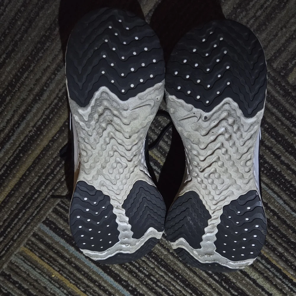 Nike Flyknit Shoes - Picture 6 of 7